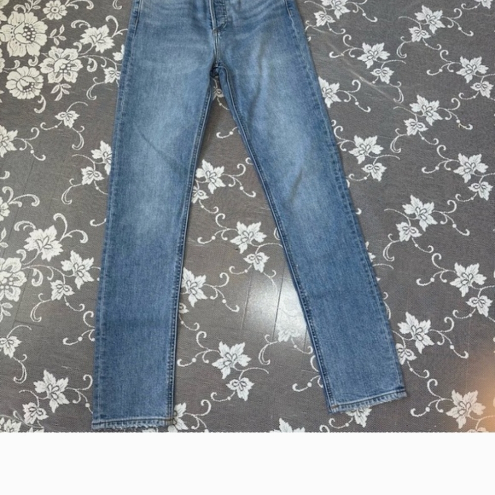 Aritzia Denim Forum The Yoko High Rise
Slim Jeans Sz 25